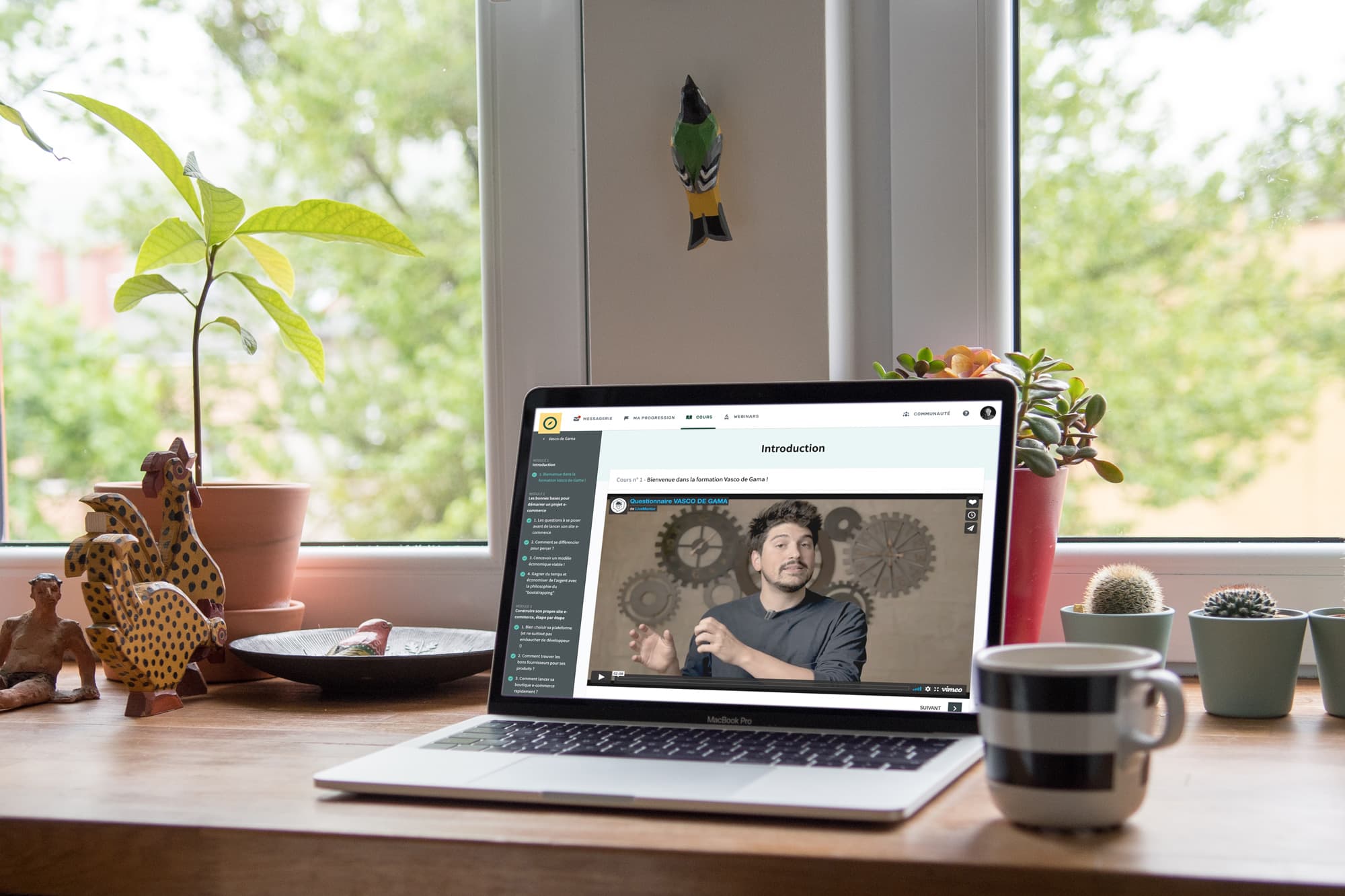 L'espace LiveMentor sur un ordinateur portable : le lecteur vidéo d'un cours, avec le sommaire des modules et les leçons validées dans la colonne de gauche.