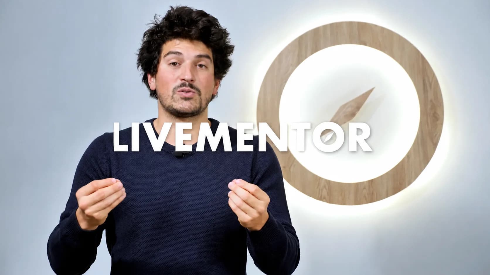 Alexandre Dana, fondateur de LiveMentor, devant l'emblème LiveMentor
